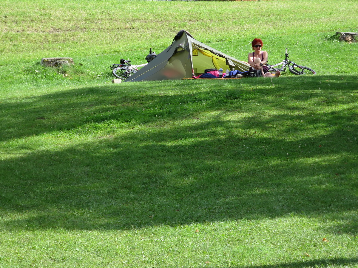 Unzmarkt - šotor na lepi travi v športnem parku ob bajarju