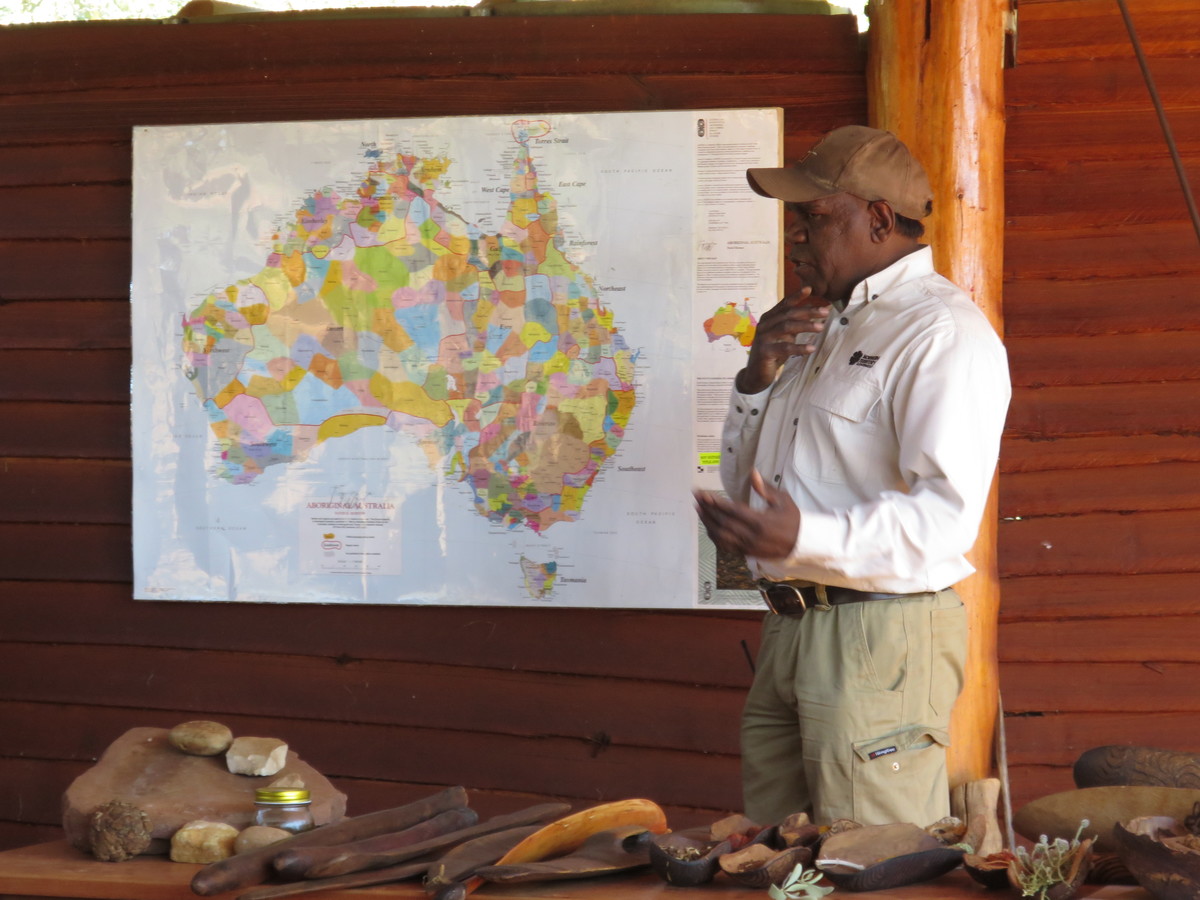 Avstralski staroselec razlaga nekdanjo plemensko strukturo Avstralije in njihov način življenja