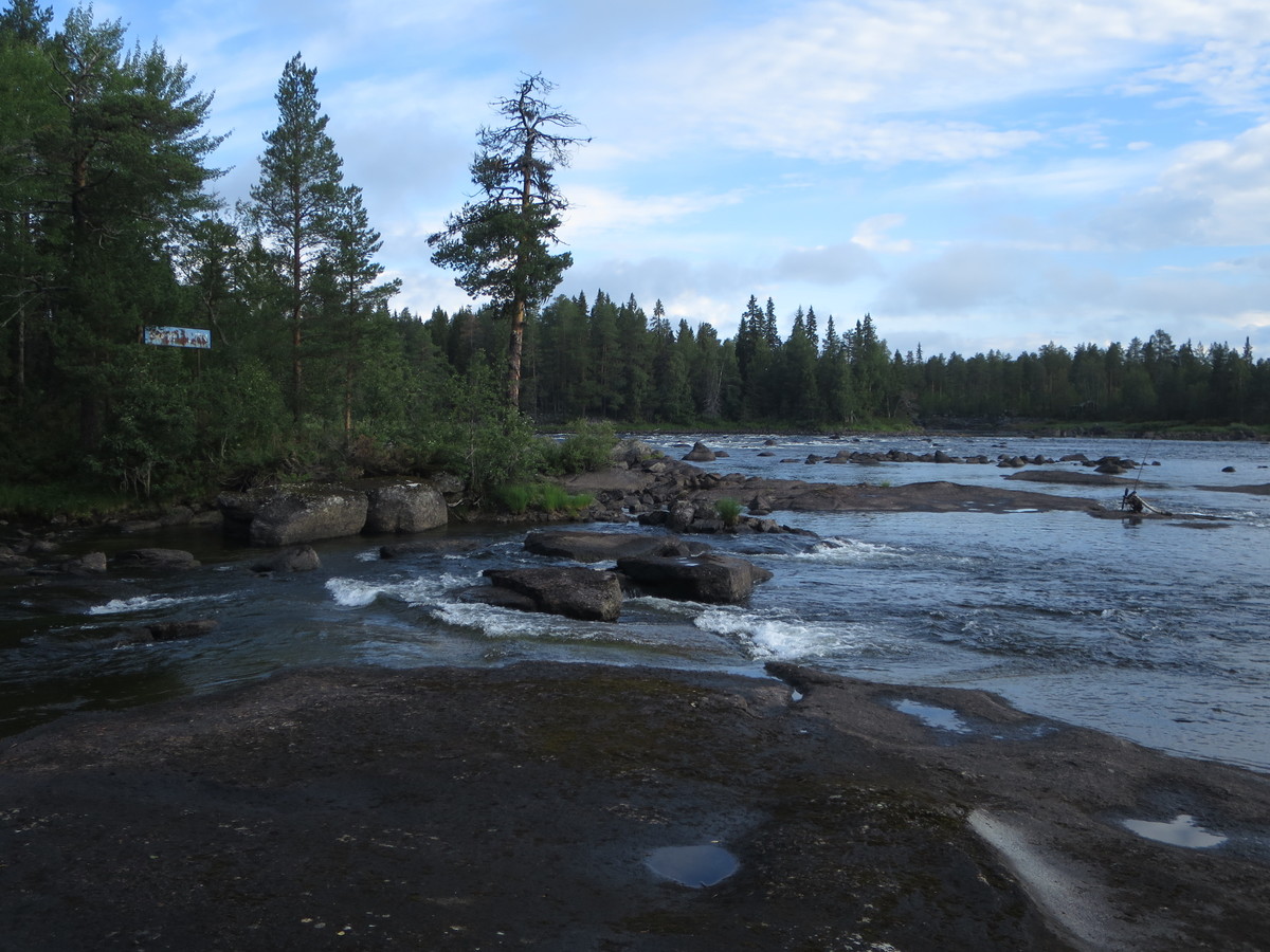 Ena redkih nereguliranih brzic reke na Švedskem v Sandseleforsens naturreservat