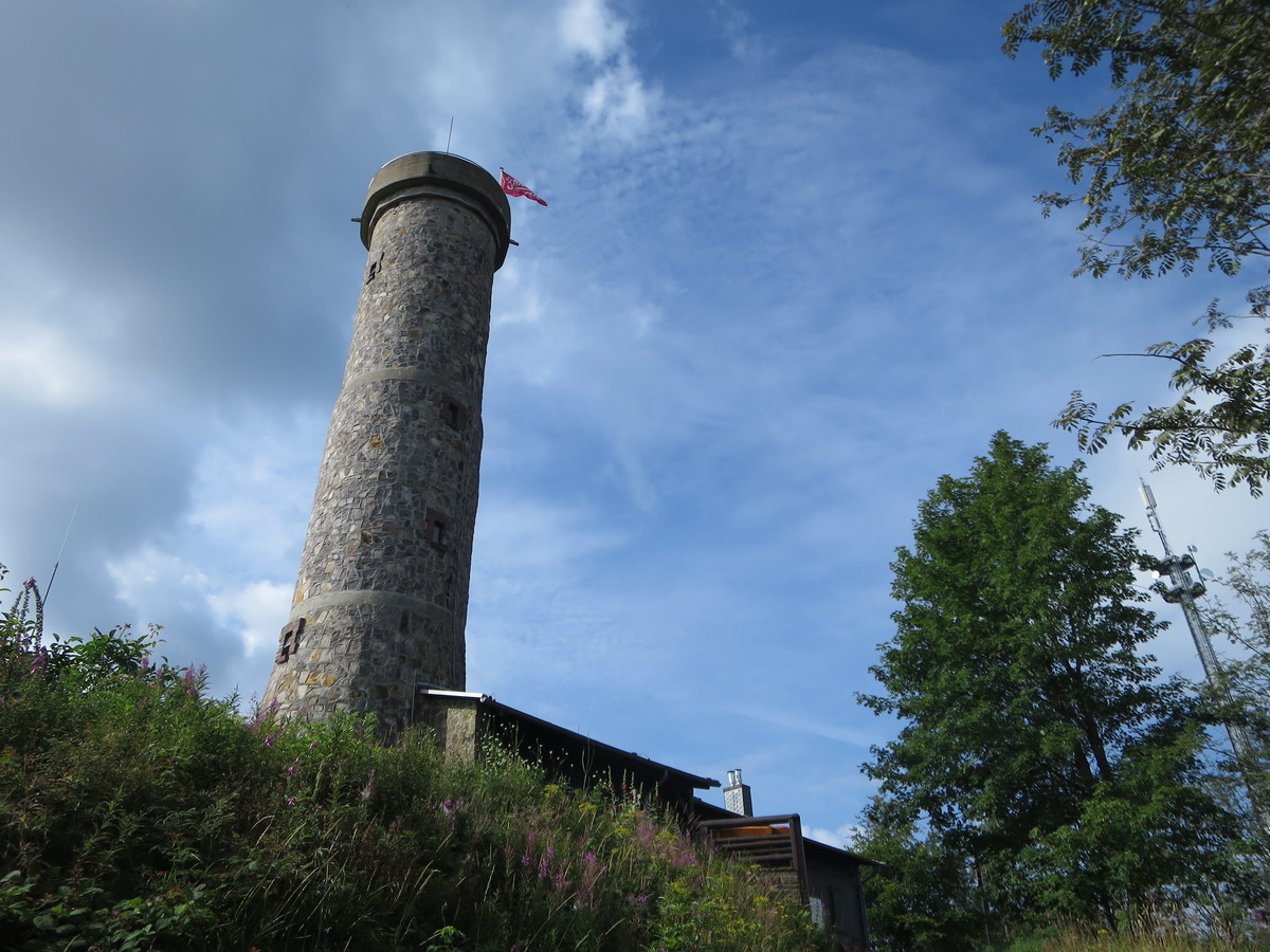 Na vrhu Grosser Knollen je koča z zidanim razglednim stolpom