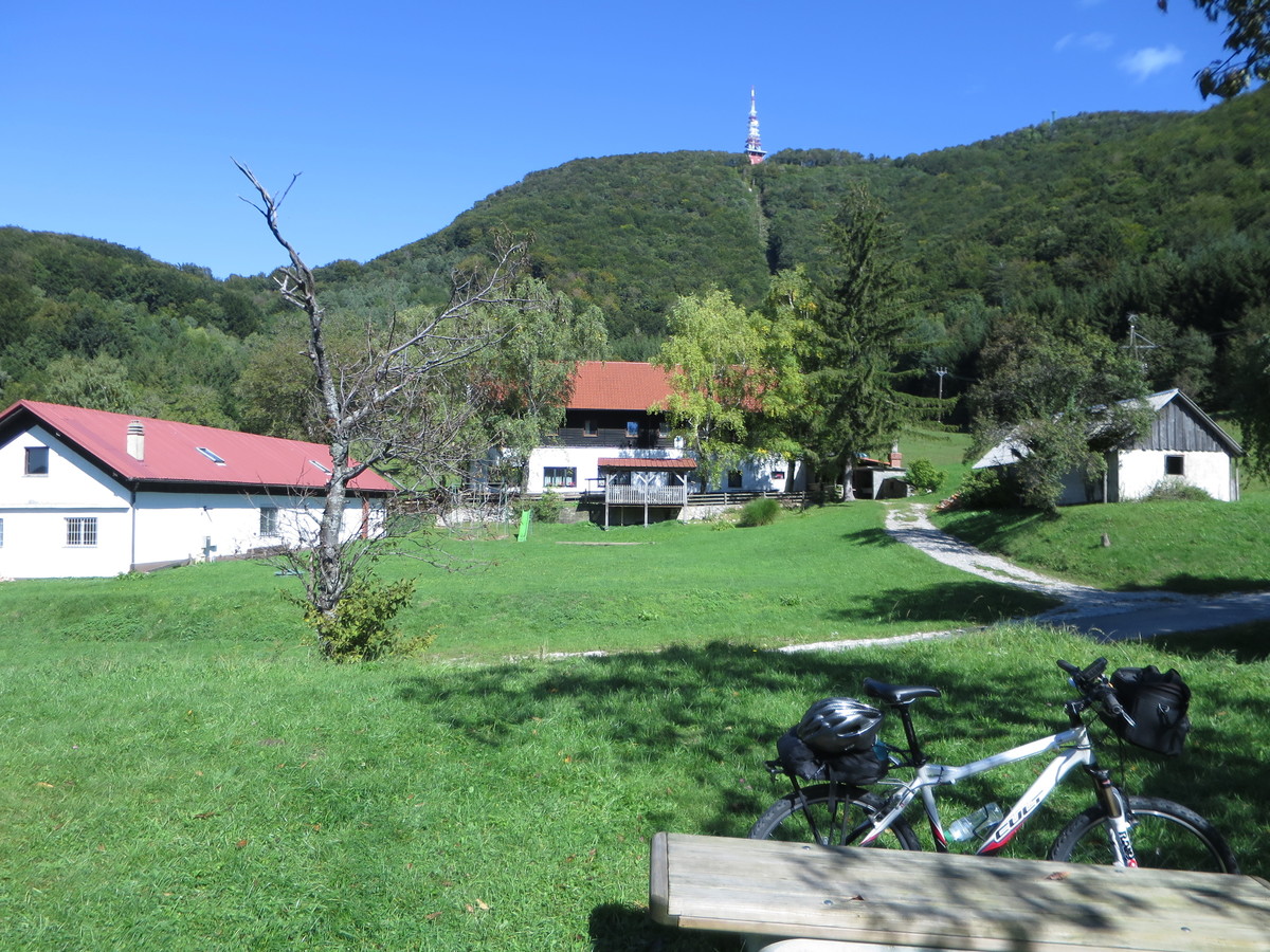 Planinski dom pod vrhom Boča. Desni vrh z razglednim stolpom in levi z oddajnikom sta videti zelo blizu.
