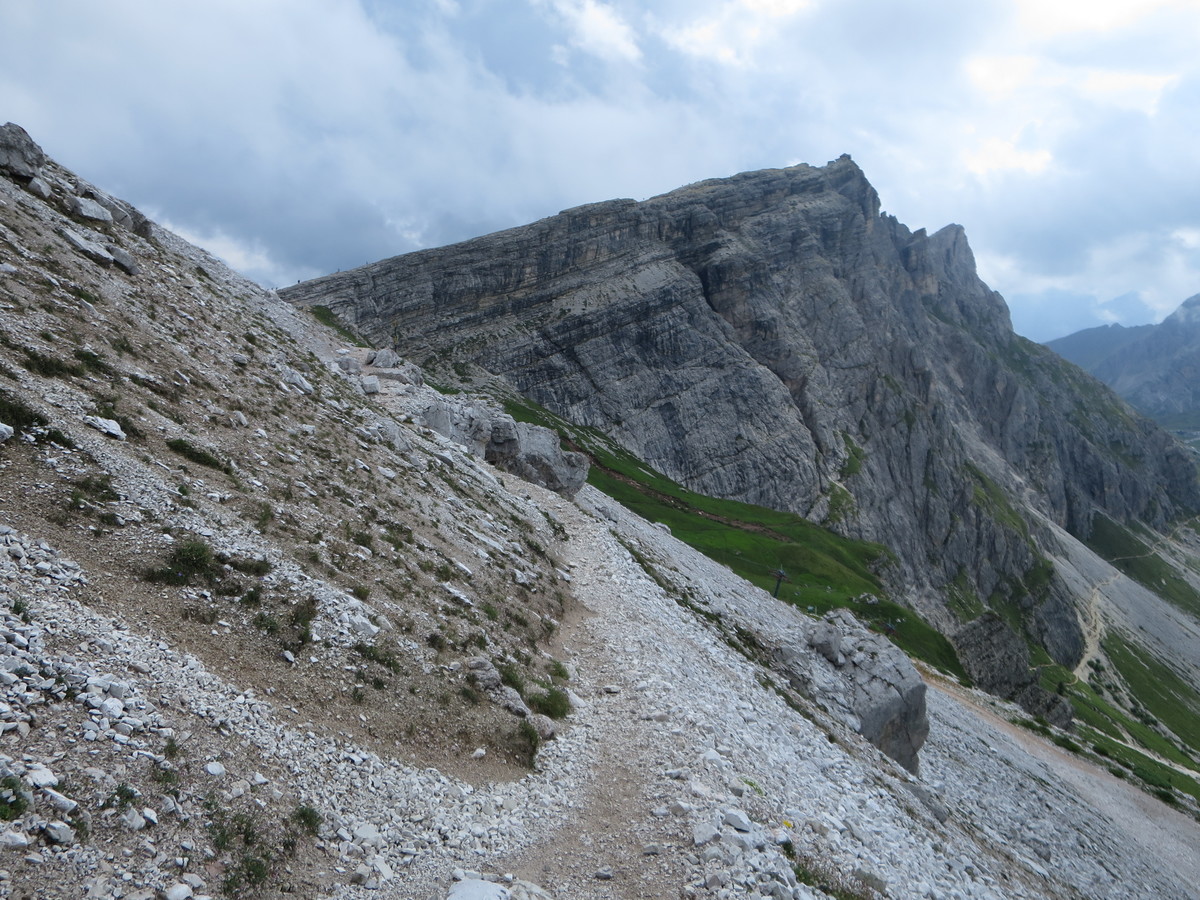 S poti proti sedlu Gallina zagledava vrh s kočo Nuvolao