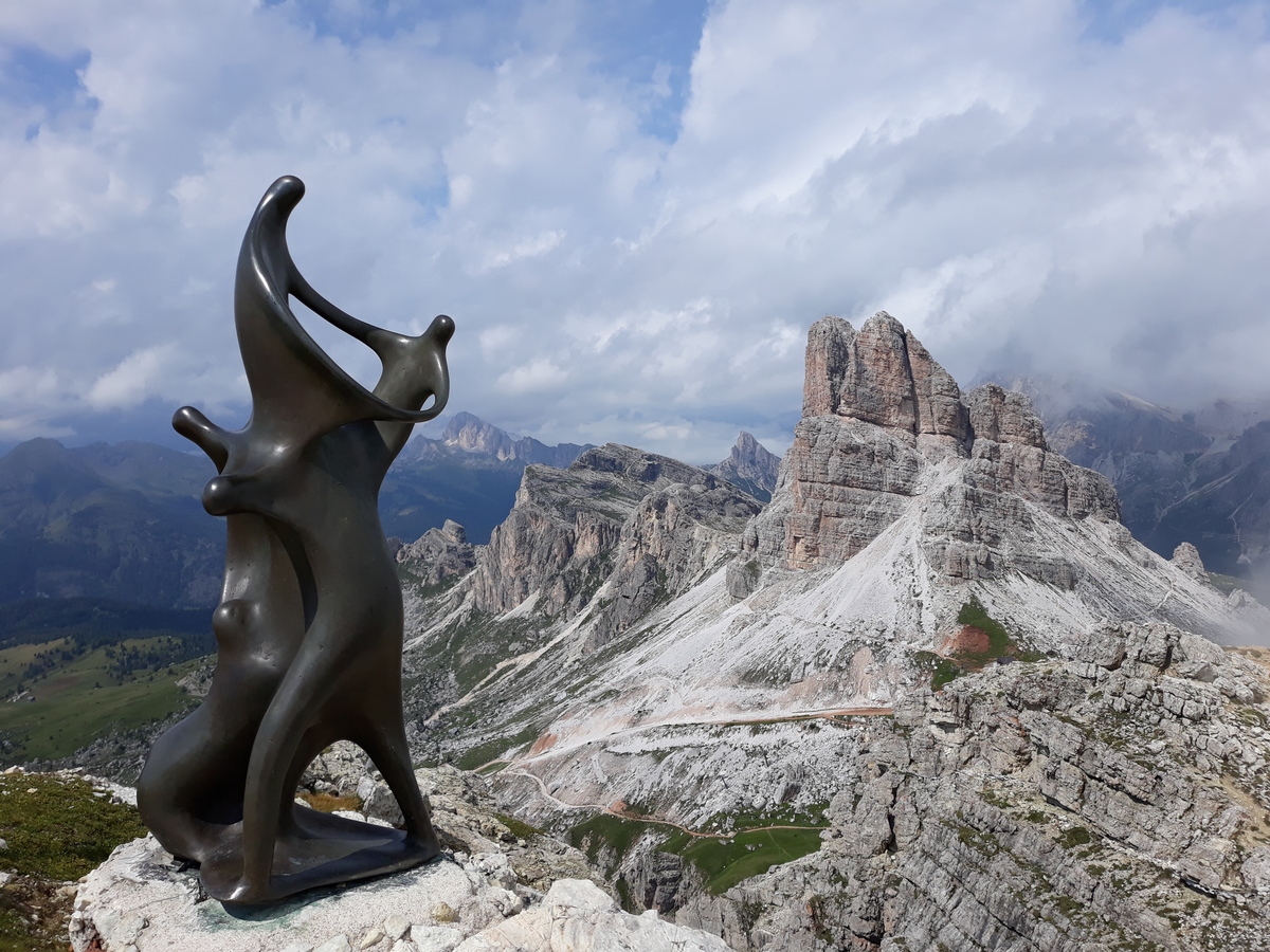 Pogled proti severu: M. Averau s kipom, ki ga je avtor izdelal v spomin na svoj osemstoti vzpon na Nuvolao