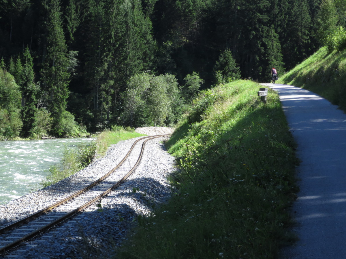 Od Tamswega dalje se dolina Mure zoži - ob reki poteka ozkotirna železnica in kolesarska pot ob njej