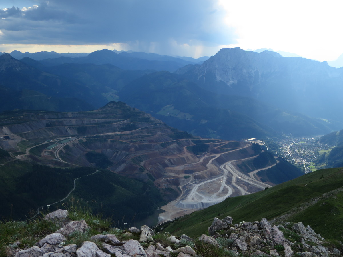 Pogled s Polsterja na dnevni kop železove rude v Eisenerzu