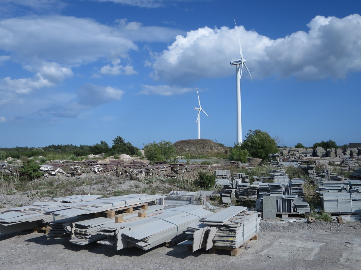 Tudi danes veter na Ölandu brusi kamenje, le da s pomočjo elektrike